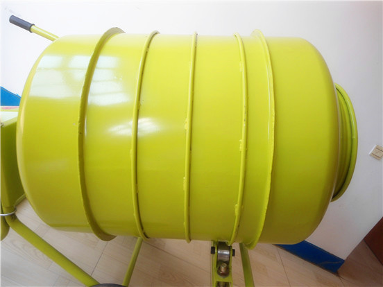 小型攪拌機滾筒焊接固定條特寫